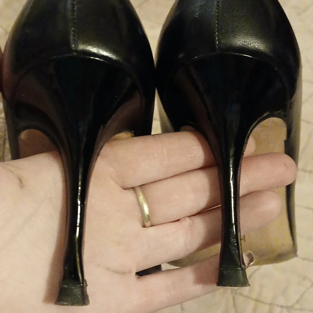 Manolo Blahnik Patent + Kid Leather High Heels Leg Elongating Pointed Toe Boxes